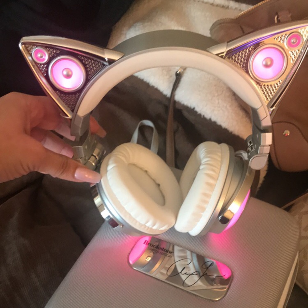 Ariana Grande blue tooth headphones